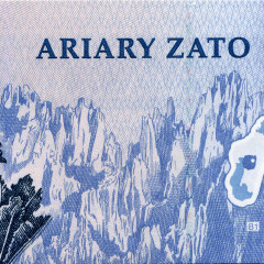 100 ариари 2004 года - Мадагаскар (Pick 86.b) UNC